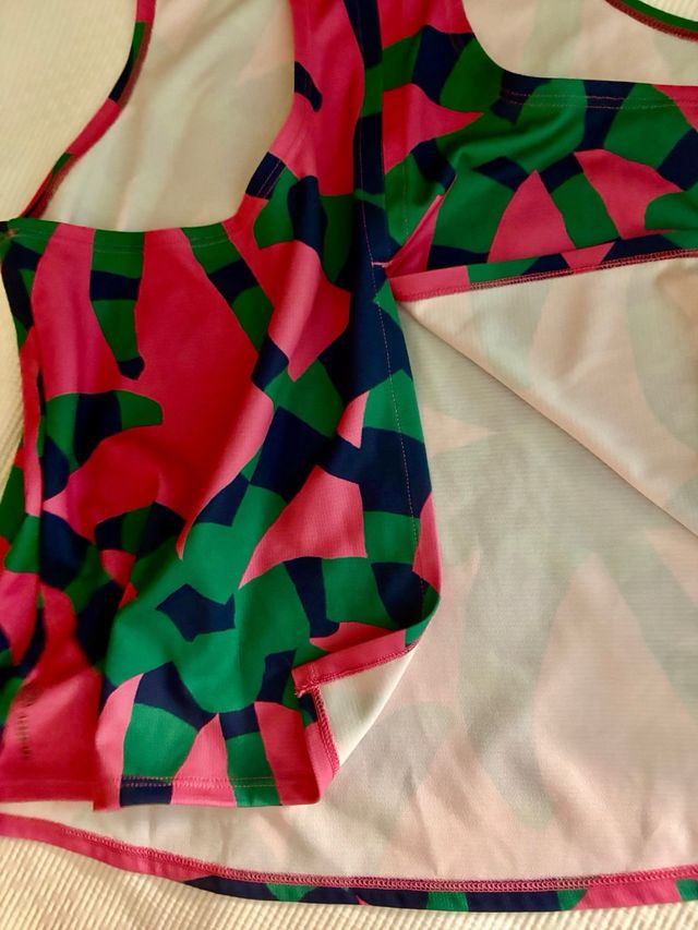 Camiseta deportiva Adidas con apertura