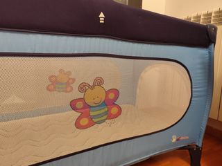 Cuna de viaje Zibos azul con dibujo