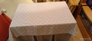 Mesa de camilla beige con estampado