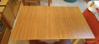 Mesa de camilla beige con estampado