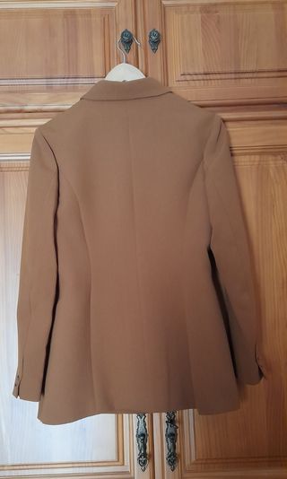 Traje de chaqueta mujer marrón.
Fórmula Joven.