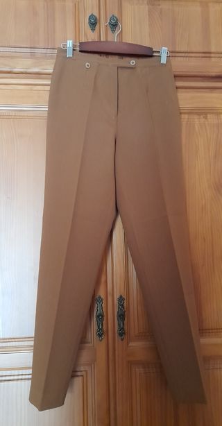 Traje de chaqueta mujer marrón.
Fórmula Joven.