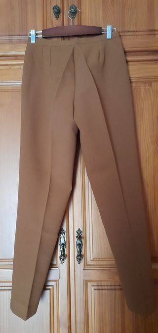 Traje de chaqueta mujer marrón.
Fórmula Joven.
