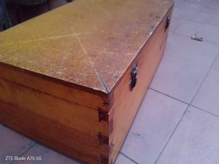 Caja de madera artesanal con cierres