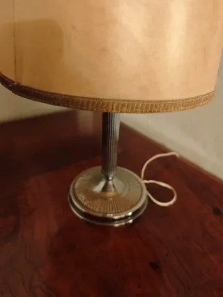 Lámpara de mesa antigua papel y metal