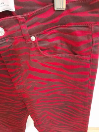 Pantalón estampado cebra rojo talla 40