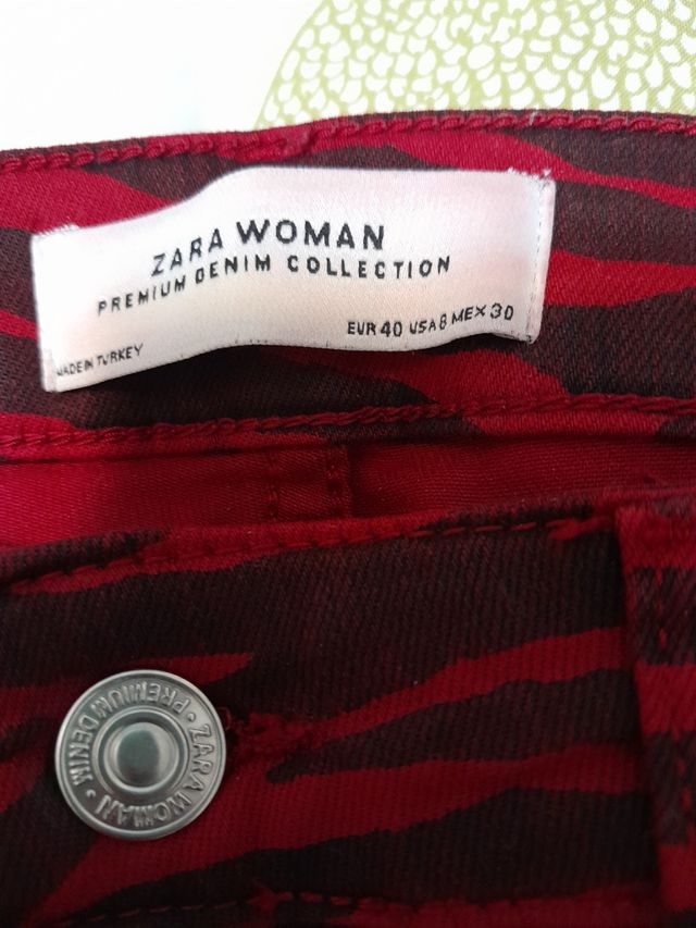 Pantalón estampado cebra rojo talla 40