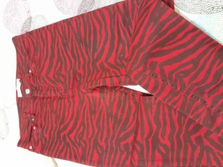 Pantalón estampado cebra rojo talla 40