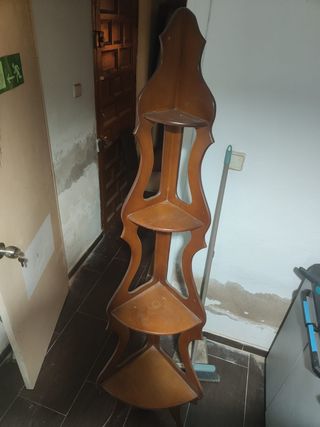 Estantería esquinera de madera