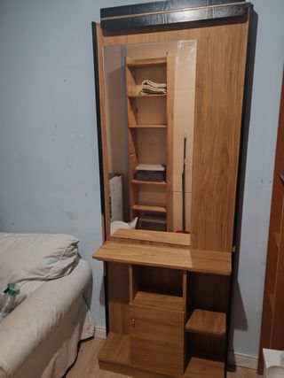 Tocador de madera con espejo