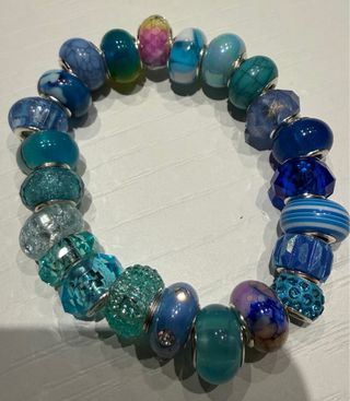 Braccialetto con perline blu e verdi
