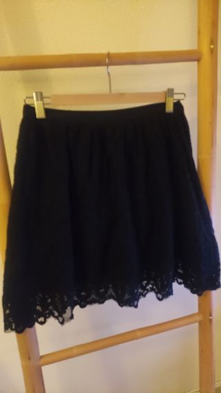 Falda de encaje corta negra.