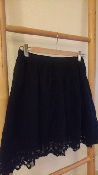 Falda de encaje corta negra.