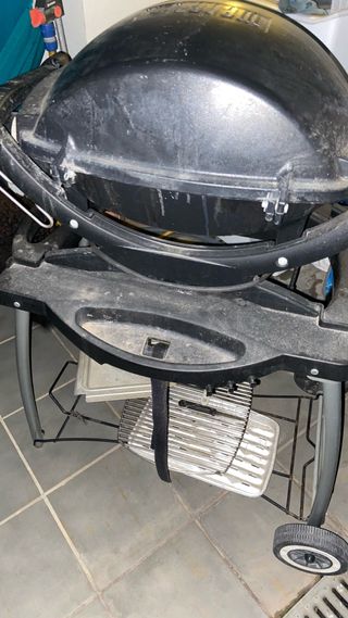 Barbacoa Weber Negra y Plateada. urge vender