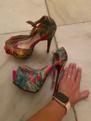 Zapatos de tacón con estampado floral