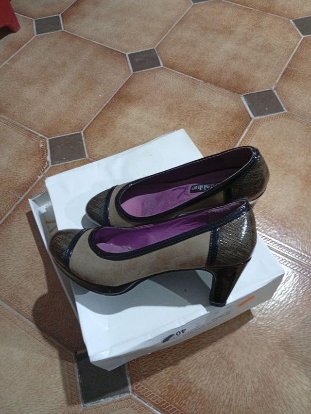 Zapatos de tacón elegantes beige y marrón