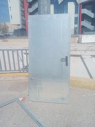 Puerta metálica galvanizada para obra
