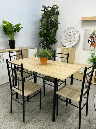 MESA DE COMEDOR: NUEVA, PRACTICA, EN LIQUIDACIÓN.