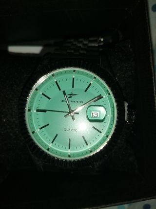 Reloj de pulsera plateado y verde