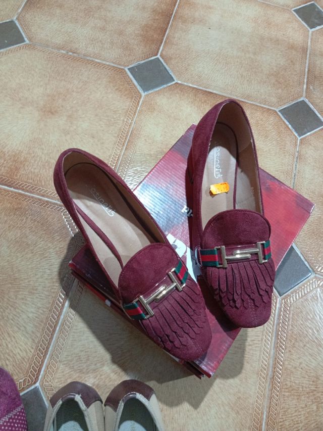 Zapatos de ante con flecos y detalle de hebilla