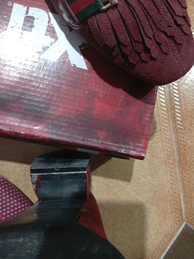 Zapatos de ante con flecos y detalle de hebilla