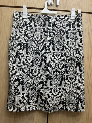 Falda tubo estampado floral blanco y negro