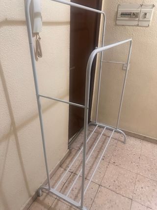 Burra percha de ropa metálica blanca