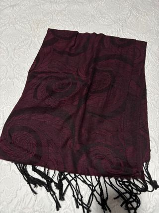 Chal de hilo morado y negro