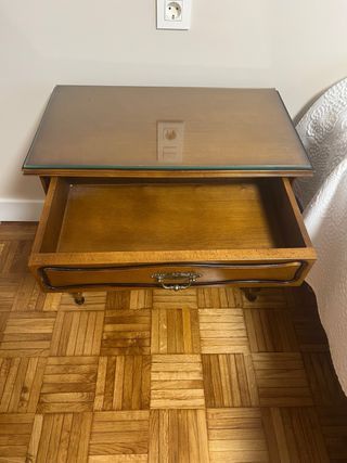 Mesita de noche de madera con tapa de cristal