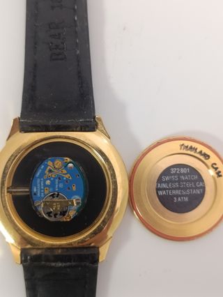 Reloj Burberrys de oro y correa negra