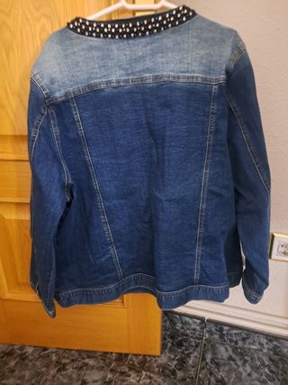 Chaqueta vaquera con pedrería