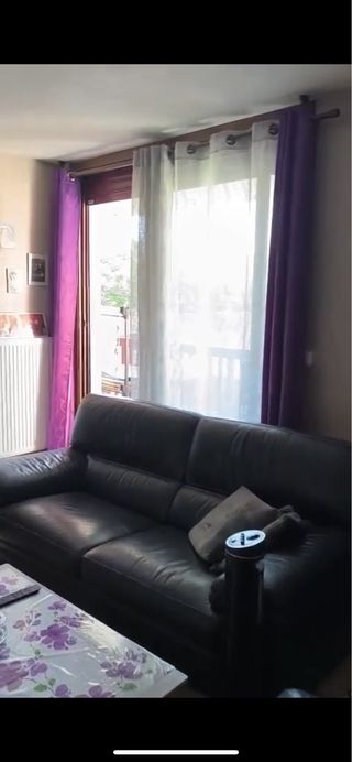 Sofá de cuero negro con sillón y puff