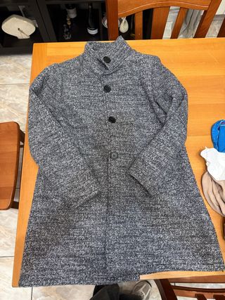 Cappotto grigio con bottoni