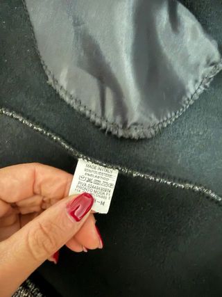 Cappotto grigio con bottoni