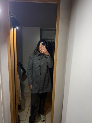 Cappotto grigio con bottoni