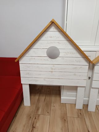2 cabeceros de madera maciza estilo casita.
