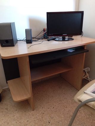 Mesa de estudio madera y metal. SOLO VENTA EN PERS