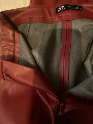 Pantalón largo efecto piel burdeos