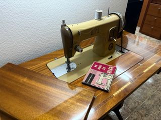 Máquina de coser antigua Alfa