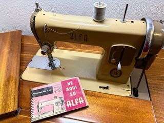 Máquina de coser antigua Alfa