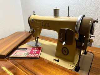 Máquina de coser antigua Alfa