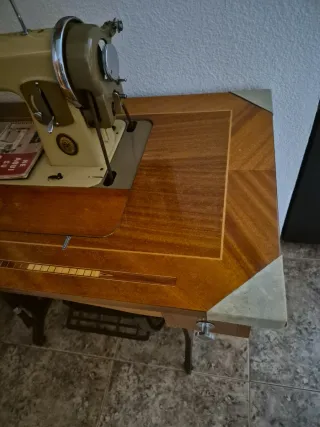 Máquina de coser antigua Alfa