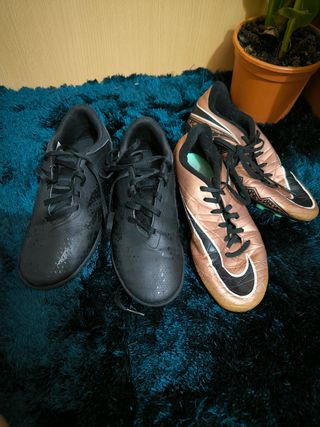Dos Zapatillas de fútbol negras y doradas talla 37