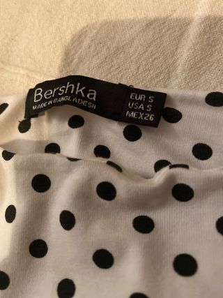 Camiseta de puntos blanca y negra