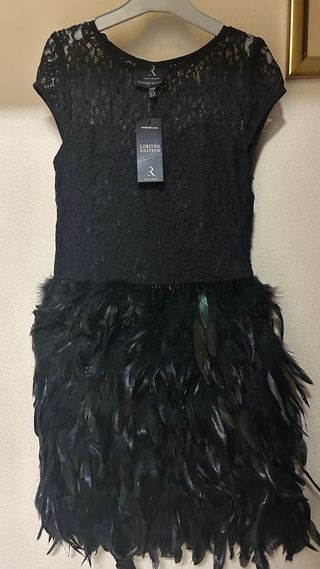 Vestido Negro Encaje y Plumas Rare London