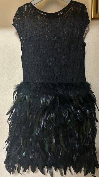 Vestido Negro Encaje y Plumas Rare London
