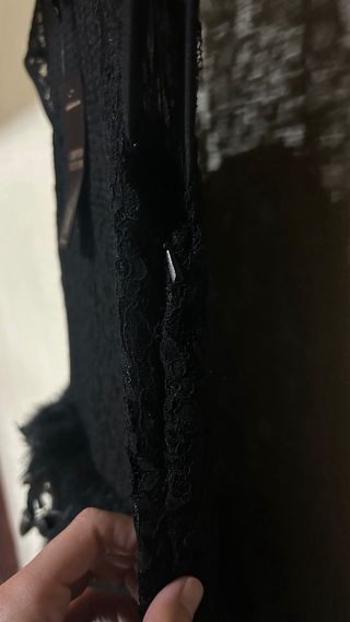 Vestido Negro Encaje y Plumas Rare London