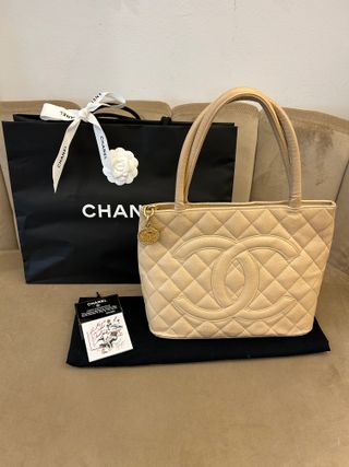 Borsa Chanel beige con medaglione dorato