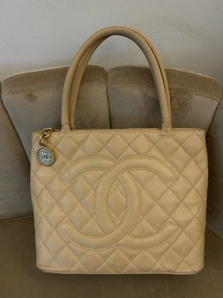 Borsa Chanel beige con medaglione dorato