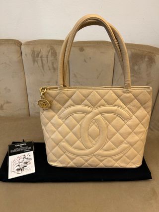 Borsa Chanel beige con medaglione dorato